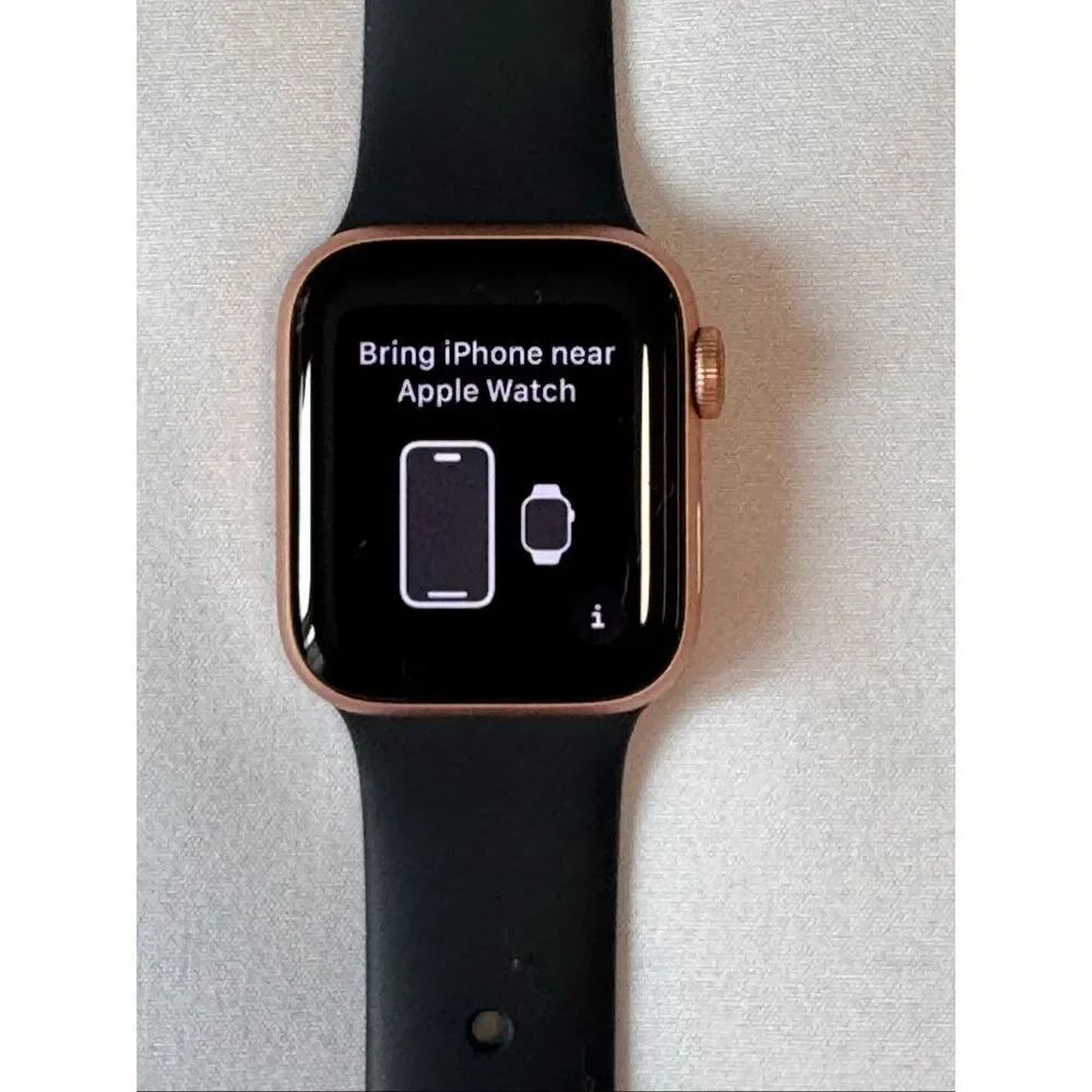 Apple Watch SE 40mm 32GB A2353 Aluminum Gold/Charger